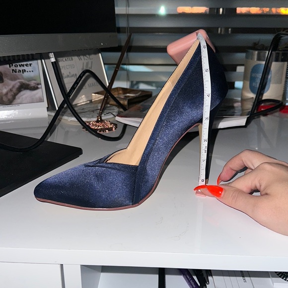 Silky comfy navy heels! - Picture 3 of 6